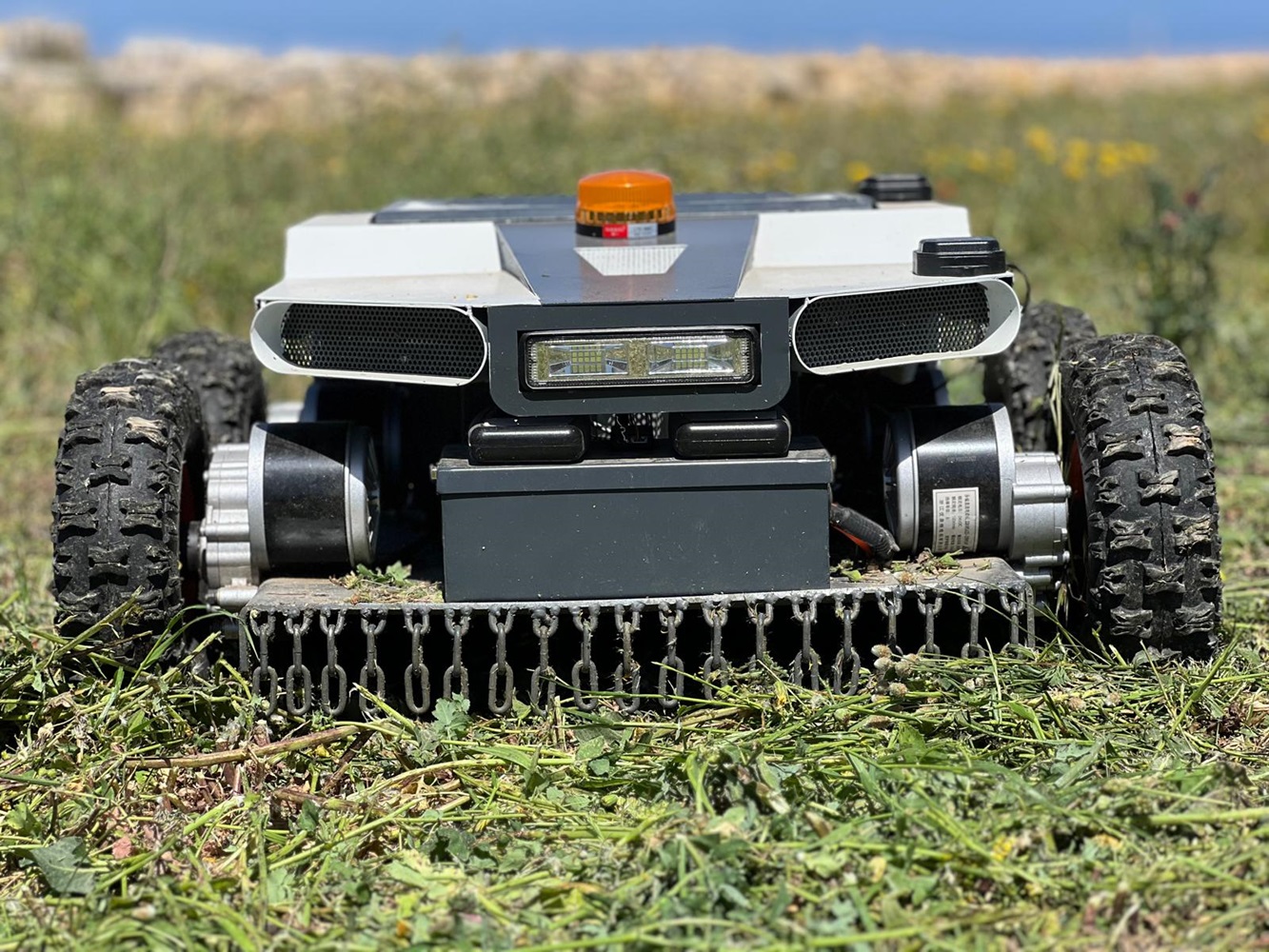 Smart navigation: KNOX’s ability to navigate complex lawns