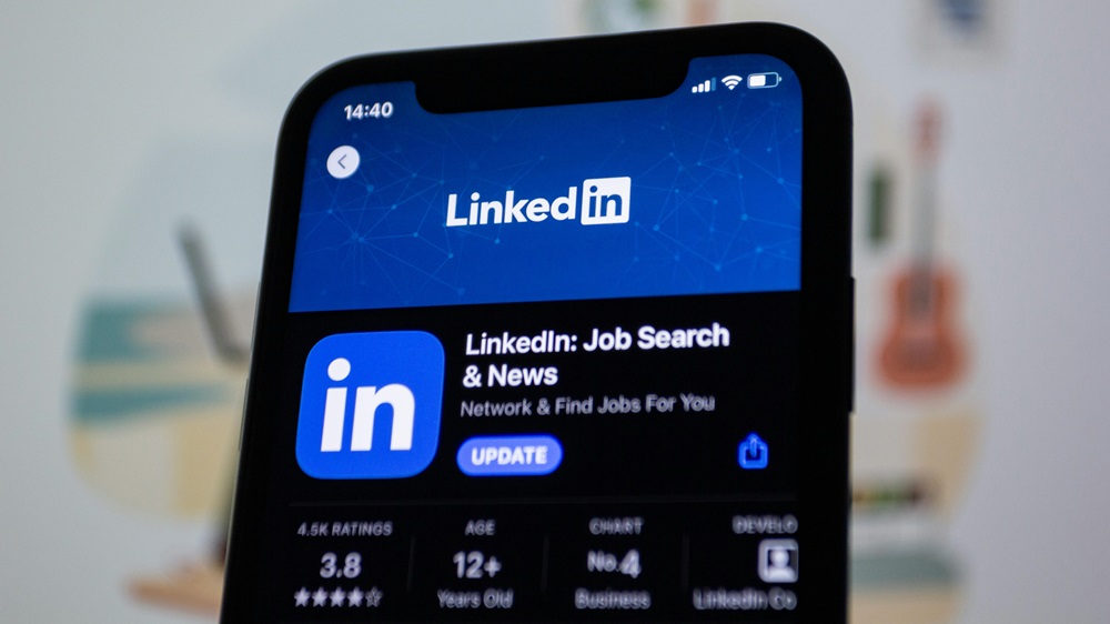 LinkedIn introduces AI to help users find jobs more easily