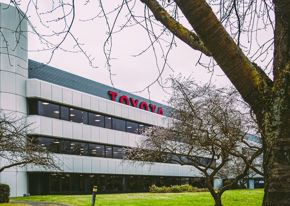 Toyota's global production falls for 10th month despite rising sales