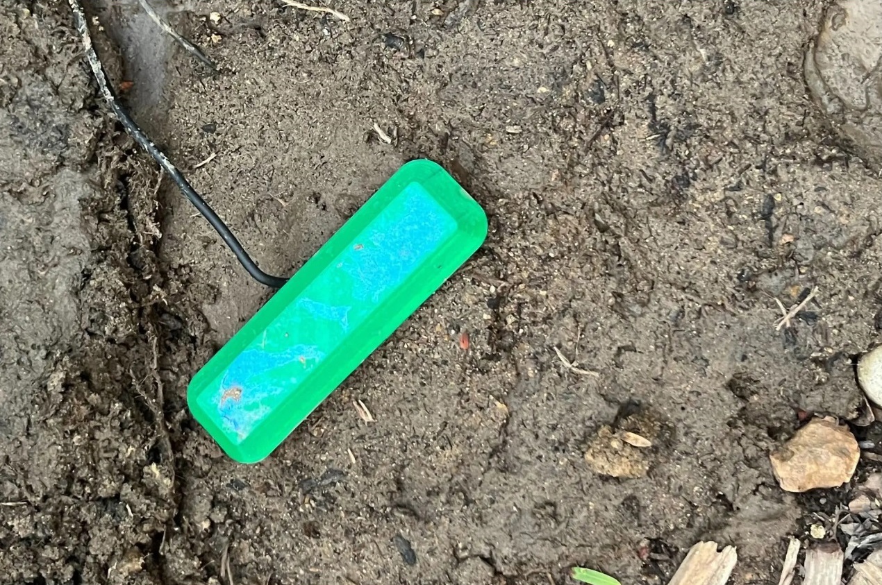 Soil-powered fuel cell for endless, eco-friendly energy